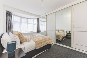 5 habitaciones, tabla de planchar con plancha y acceso a internet