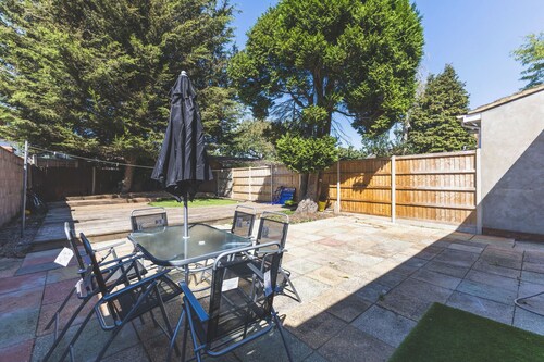 Spacious 5BD Home w/ Garden & Parking, Hounslow