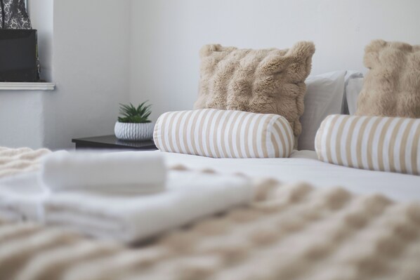 5 bedrooms, iron/ironing board, internet, bed sheets