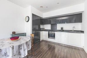 Réfrigérateur, four à micro-ondes, un four, surface de cuisson