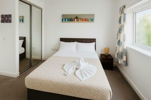 2 bedrooms, iron/ironing board, internet, bed sheets