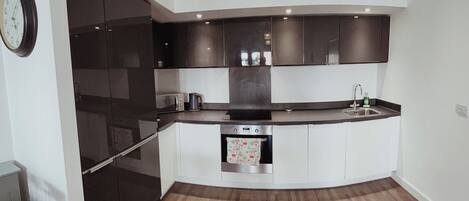 ثلاجة، ميكروويف، فرن، موقد طهي مسطح