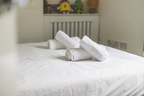 2 bedrooms, iron/ironing board, internet, bed sheets