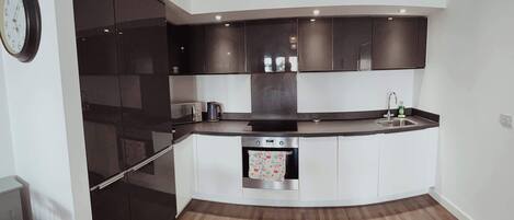 冷蔵庫、電子レンジ、オーブン、コンロ