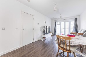 Unclassified image, 5 of 20, button - Modern two-bedroom flat, fully equipped (Greater London)
