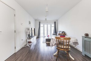 Unclassified image, 3 of 20, button - Modern two-bedroom flat, fully equipped (Greater London)