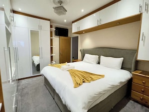 8 habitaciones, tabla de planchar con plancha, internet y ropa de cama