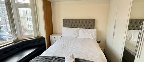 8 habitaciones, tabla de planchar con plancha, internet y ropa de cama