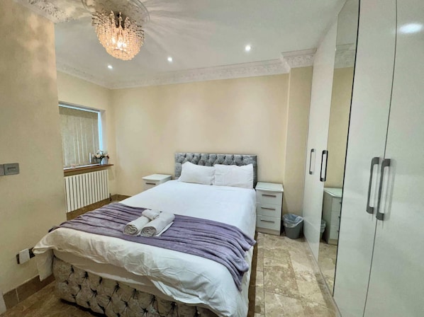 8 bedrooms, iron/ironing board, internet, bed sheets
