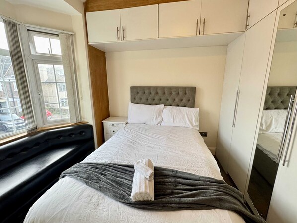 8 bedrooms, iron/ironing board, internet, bed sheets