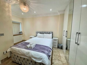 8 室のベッドルーム、アイロン / アイロン台、インターネット、ベッドシーツ