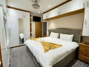 8 bedrooms, iron/ironing board, internet, bed sheets