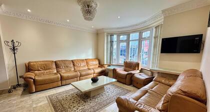 Luxury 8 Bed Home Near Luton Airport