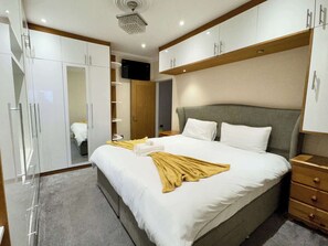 8 bedrooms, iron/ironing board, internet, bed sheets