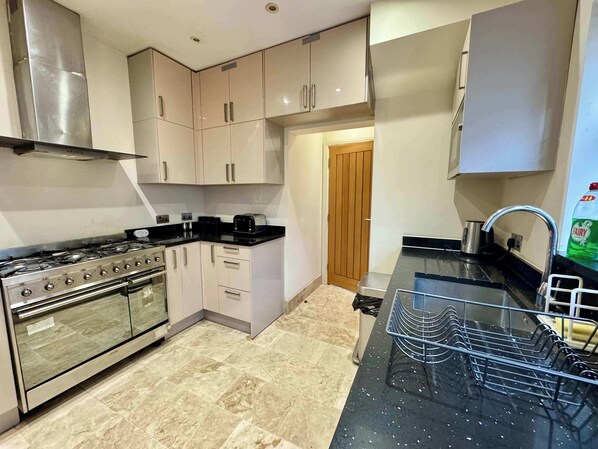 Réfrigérateur, four à micro-ondes, un four, surface de cuisson