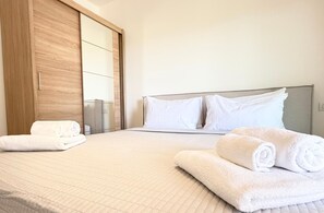 4 bedrooms, iron/ironing board, WiFi, bed sheets