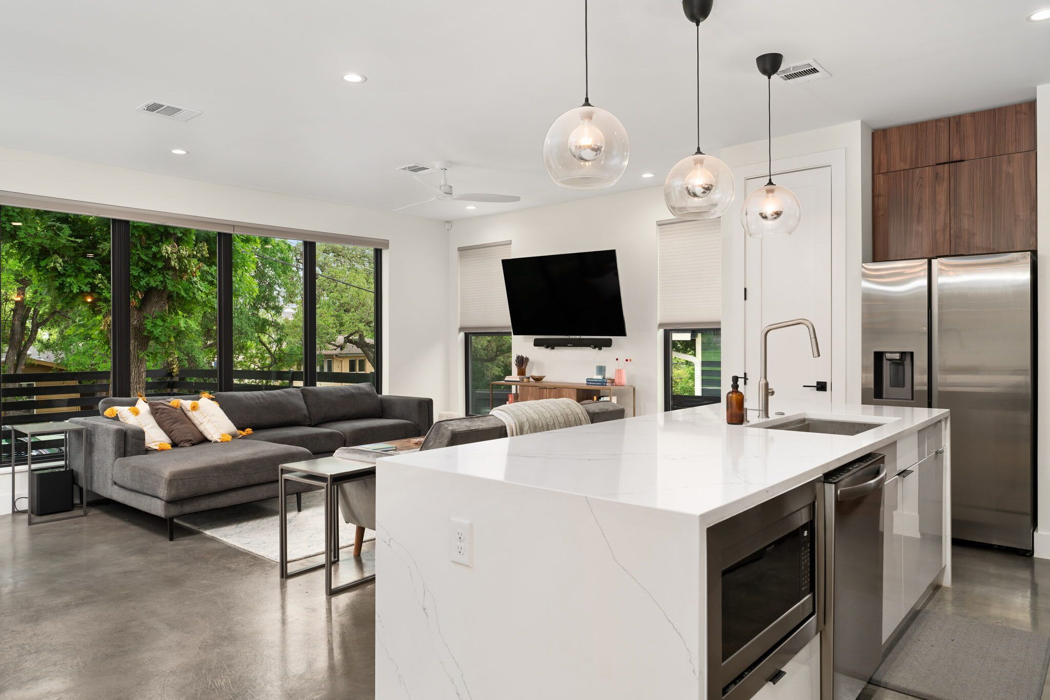 Kjøleskap, mikrobølgeovn, ovn og kokeplater