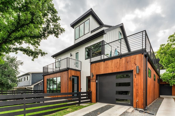 Exterior - Luxe Riverside House | Skyline Deck+Downtown View (Austin)