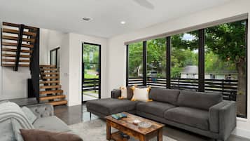 Een televisie en een kantoor