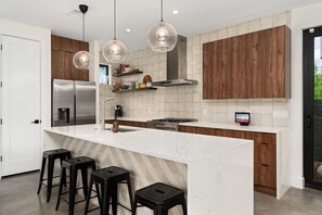 Coffee/tea maker, fridge, microwave, oven - Luxe Austin Riverside House w/ Skyline Deck (Austin)
