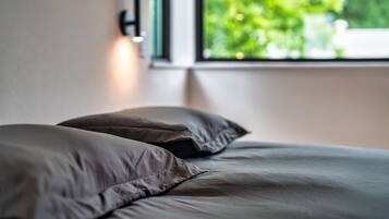 4 slaapkamers, een bureau, een strijkplank/strijkijzer, wifi