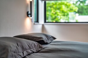 4 bedrooms, desk, iron/ironing board, WiFi - Luxe Riverside House | Skyline Deck+Downtown View (Austin)