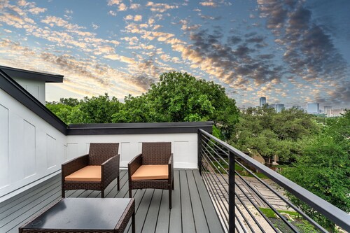 Luxe Riverside House | Skyline Deck+Downtown View