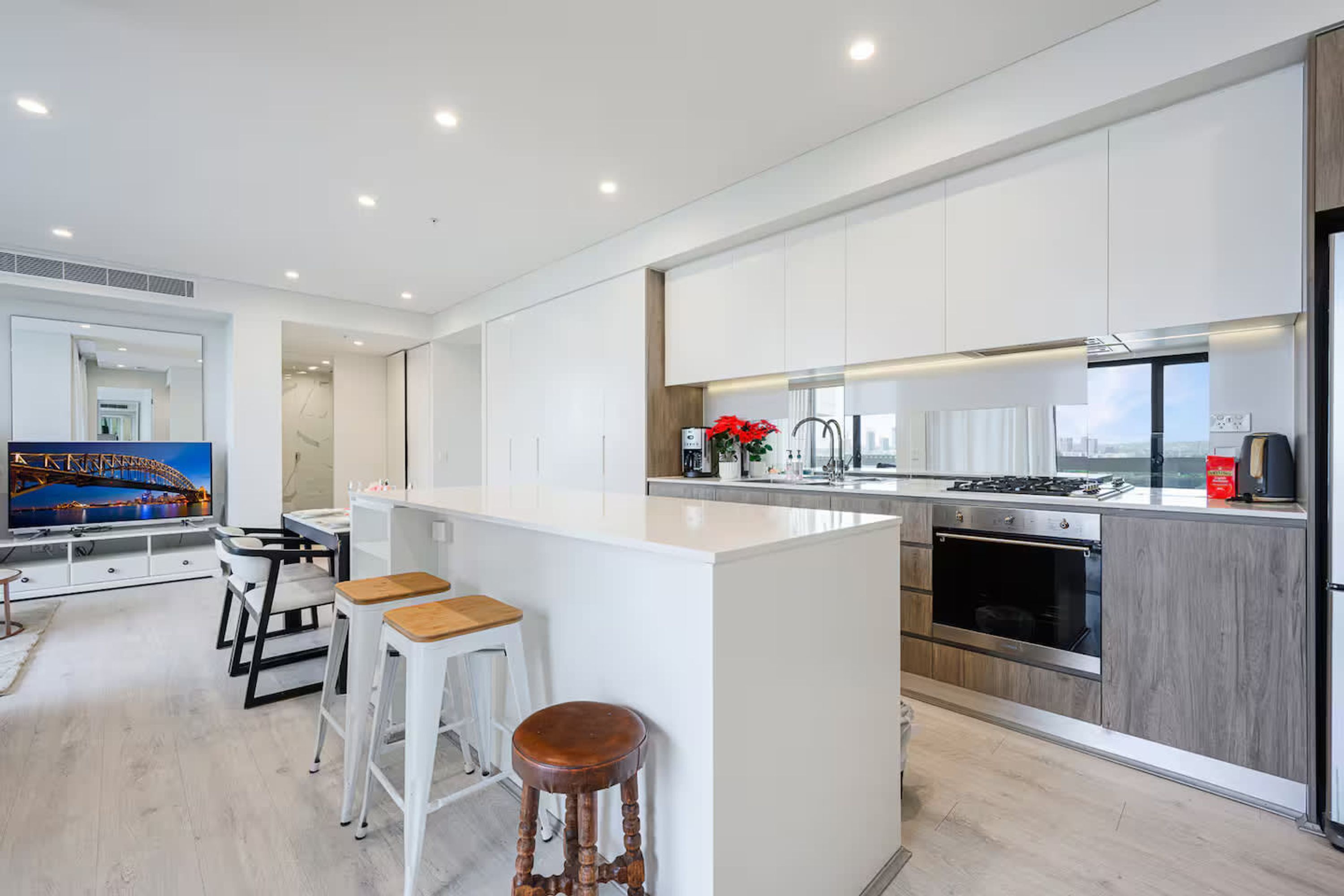 2 عدّة غرف نوم و مكتب وخدمة الإنترنت