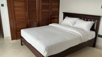3 habitaciones, tabla de planchar con plancha y acceso a internet