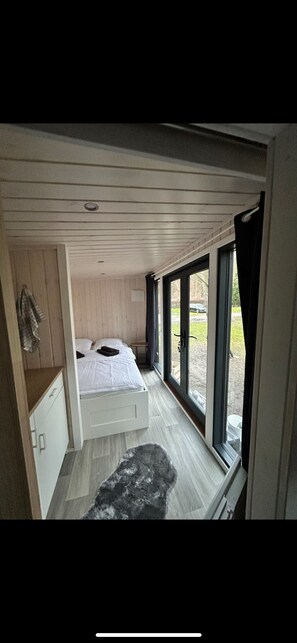 1 bedroom, bed sheets