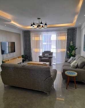 Living area - Enchanting 5-bedroom apartment with fitness room in Nairobi (Nairobi)