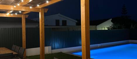 Una piscina al aire libre, una piscina climatizada