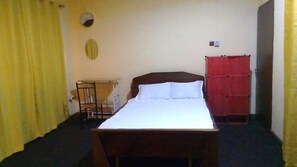 3 bedrooms, desk, iron/ironing board, free WiFi