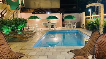 Piscina externa, funciona das 9h às 21h, guarda-sóis, espreguiçadeiras