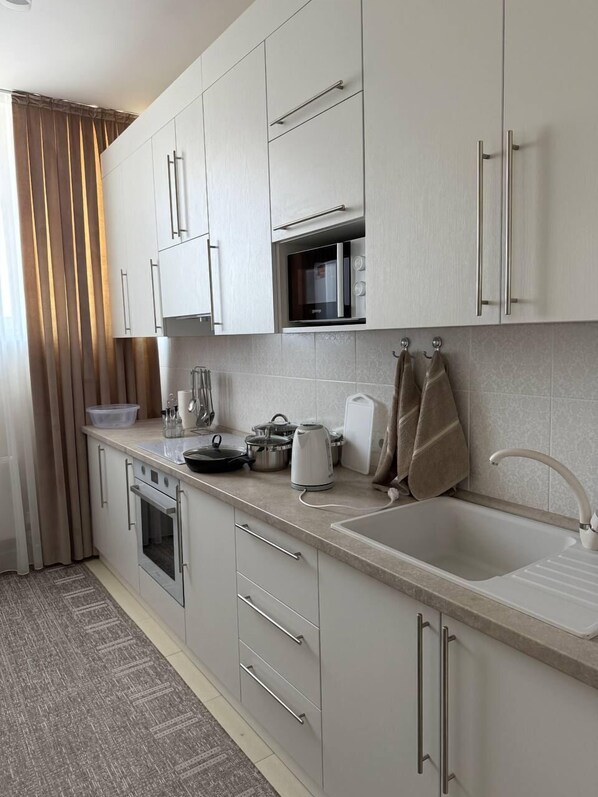 Departamento Confort, 1 habitación, para no fumadores | Cocina privada | Microondas, horno, parrilla de estufa y utensilios de cocina