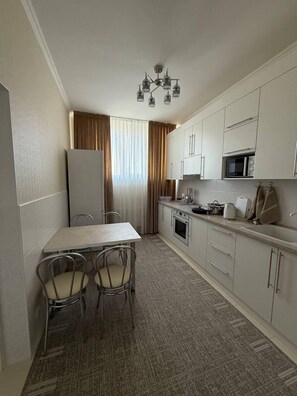 Departamento Confort, 1 habitación, para no fumadores | Cocina privada | Microondas, horno, parrilla de estufa y utensilios de cocina