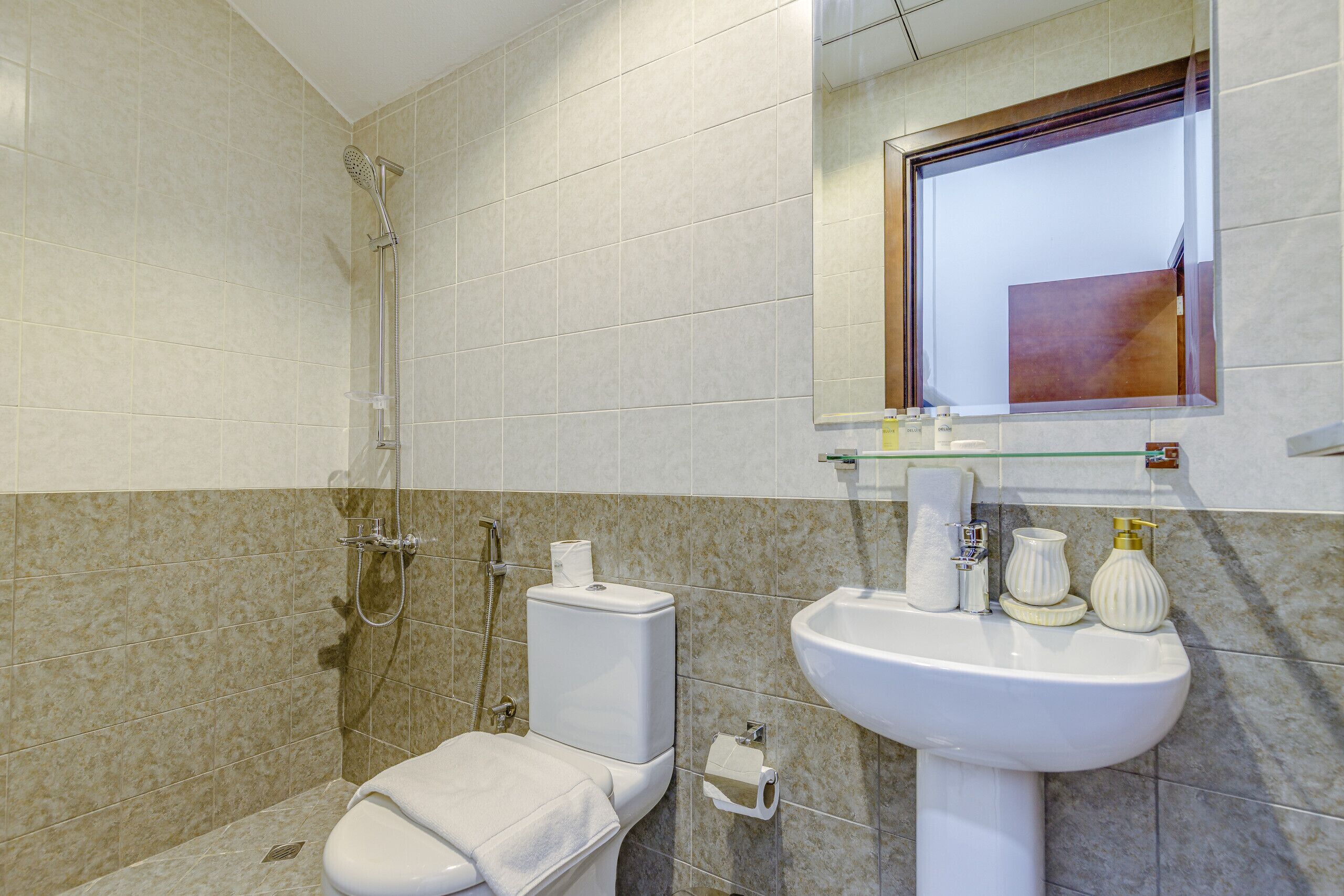 Een douche, een haardroger, een bidet, handdoeken