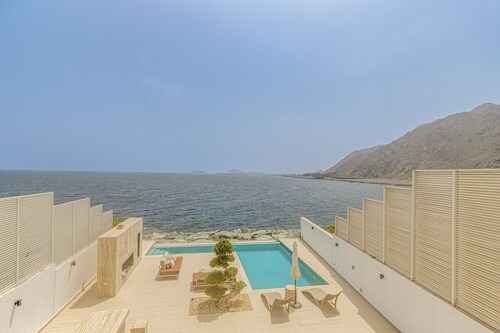 Villa with Private Pool, Near Reef Oasis Diving Center And Address Beach Resort