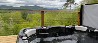 New & Modern 4-bedroom cabin with AC in Woodstock