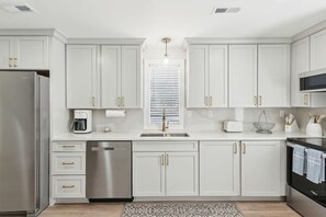 Een koelkast, een magnetron, een oven, een kookplaat