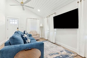 Een televisie en een kantoor