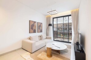 TV - StayShort - JVC sleeps 3 with a Padel Court! (JVC)