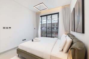 2 bedrooms, iron/ironing board, WiFi, bed sheets - StayShort - JVC sleeps 3 with a Padel Court! (JVC)