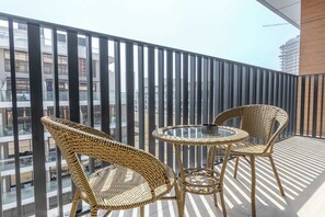 Outdoor dining - StayShort - JVC sleeps 3 with a Padel Court! (JVC)