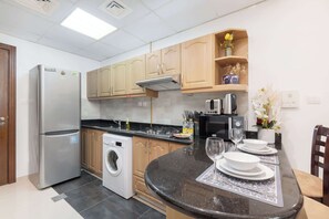 Køleskab, mikrobølgeovn, ovn, kogeplade