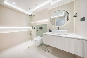 シャワー、ヘアドライヤー、タオル