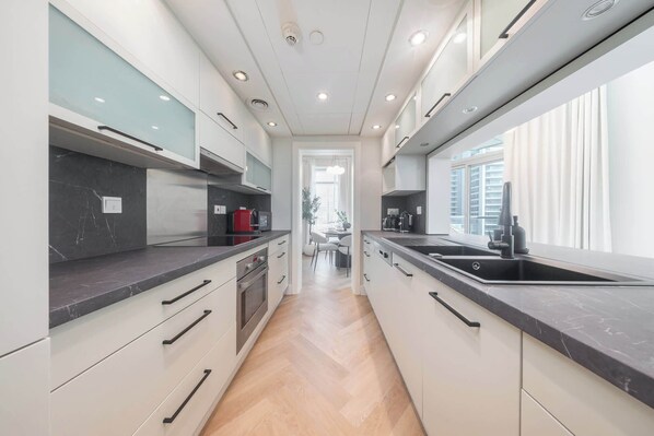 Fridge, microwave, oven, stovetop - StayShort - Downtown Dubai sleeps 4 in a Fantastic Location! (Downtown Dubai)