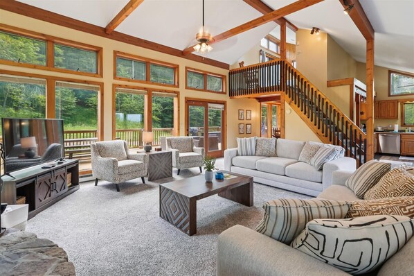 Smart TV, fireplace, foosball, table tennis - Ski easiest access to Salamander Trail! (Canaan Valley)