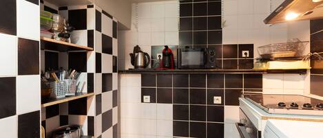 Micro-ondes, four, plaque de cuisson, cafetiĂšre/bouilloire