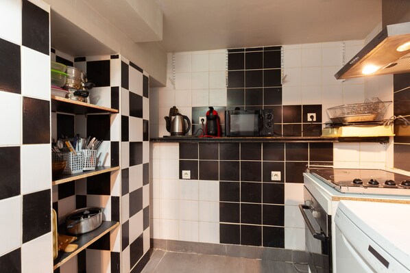 Micro-ondas, fogão, cooktop, cafeteira/chaleira